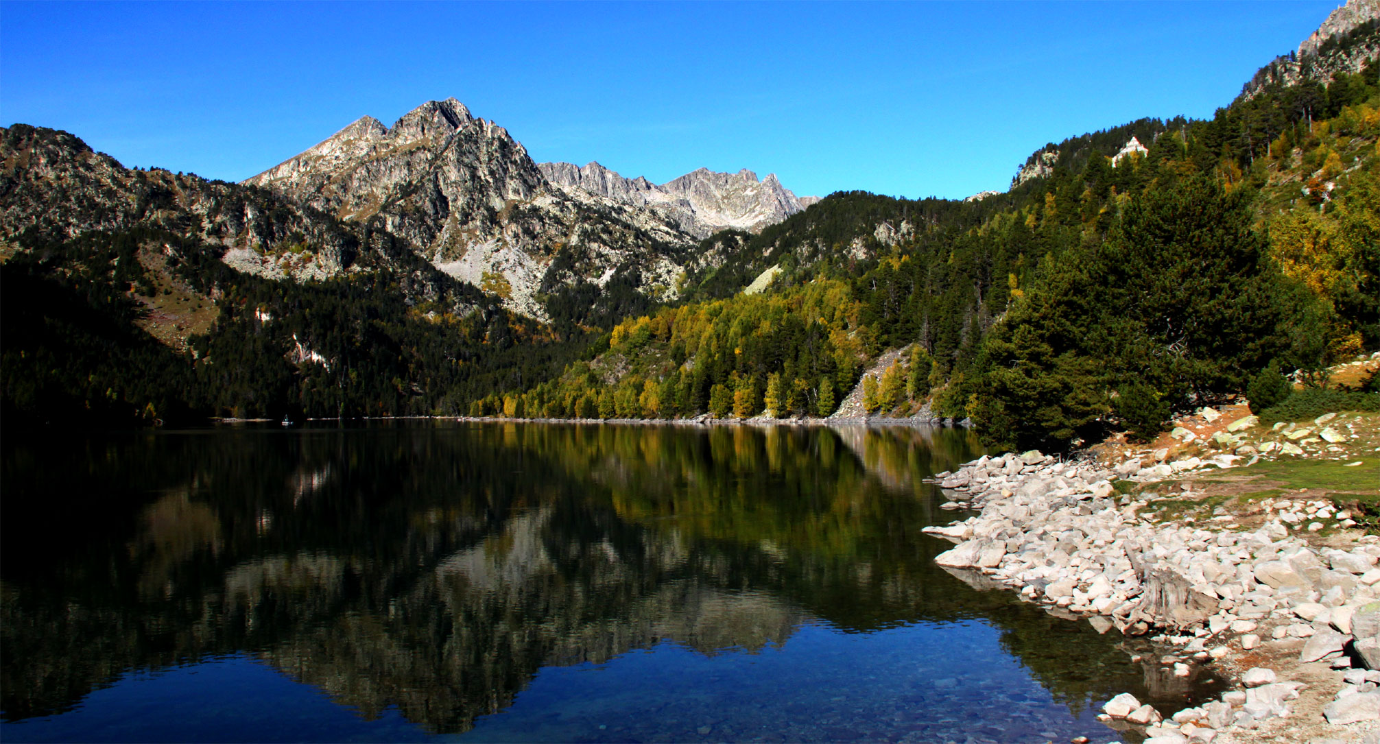 Estany_Sant_Maurici_Aiguestortes